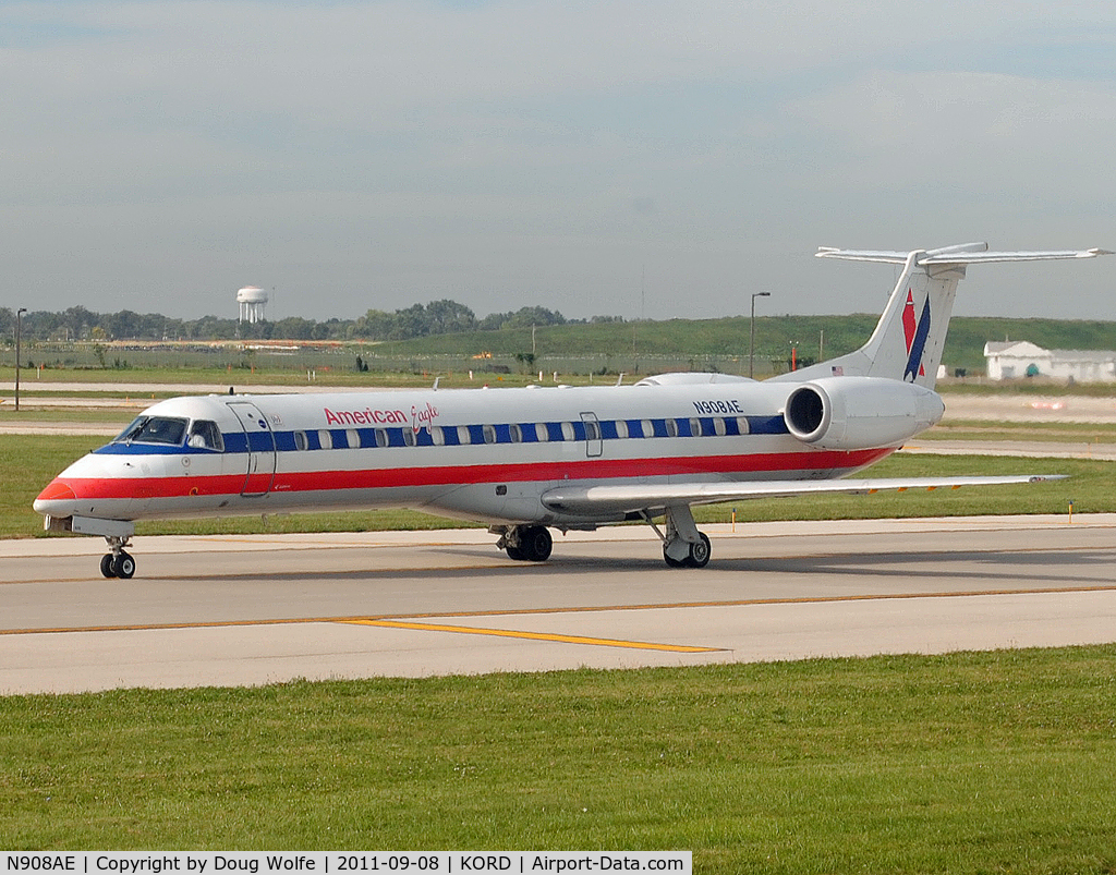 N908AE, 2005 Embraer ERJ-145LR (EMB-145LR) C/N 14500897, On the move at Chicago O'Hare in September 2011.