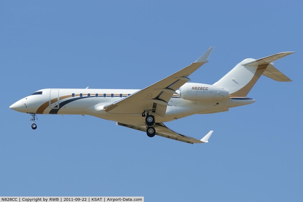 N828CC, 2006 Bombardier BD-700-1A11 Global Express 5000 C/N 9209, Landing 12R