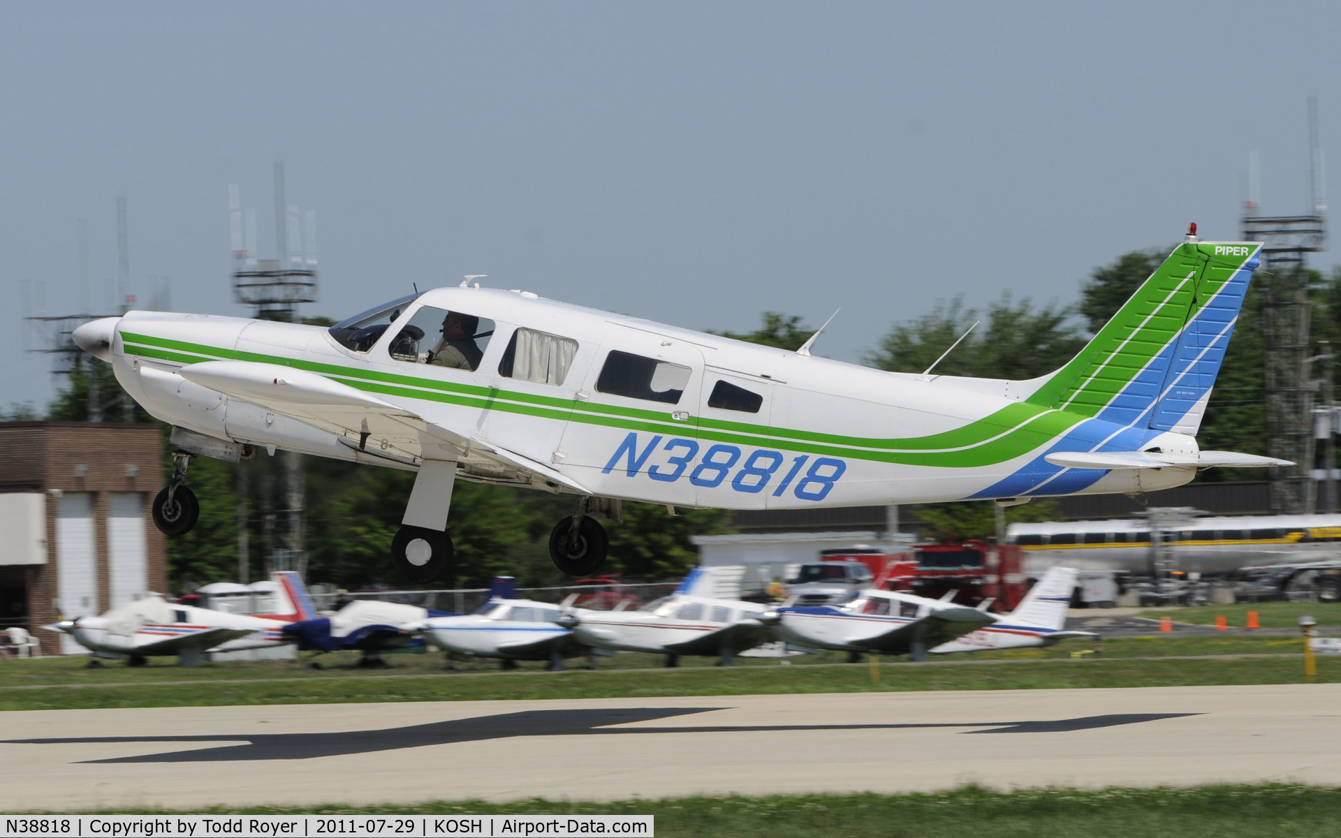 N38818, 1977 Piper PA-32R-300 Cherokee Lance C/N 32R-7780475, AIRVENTURE 2011