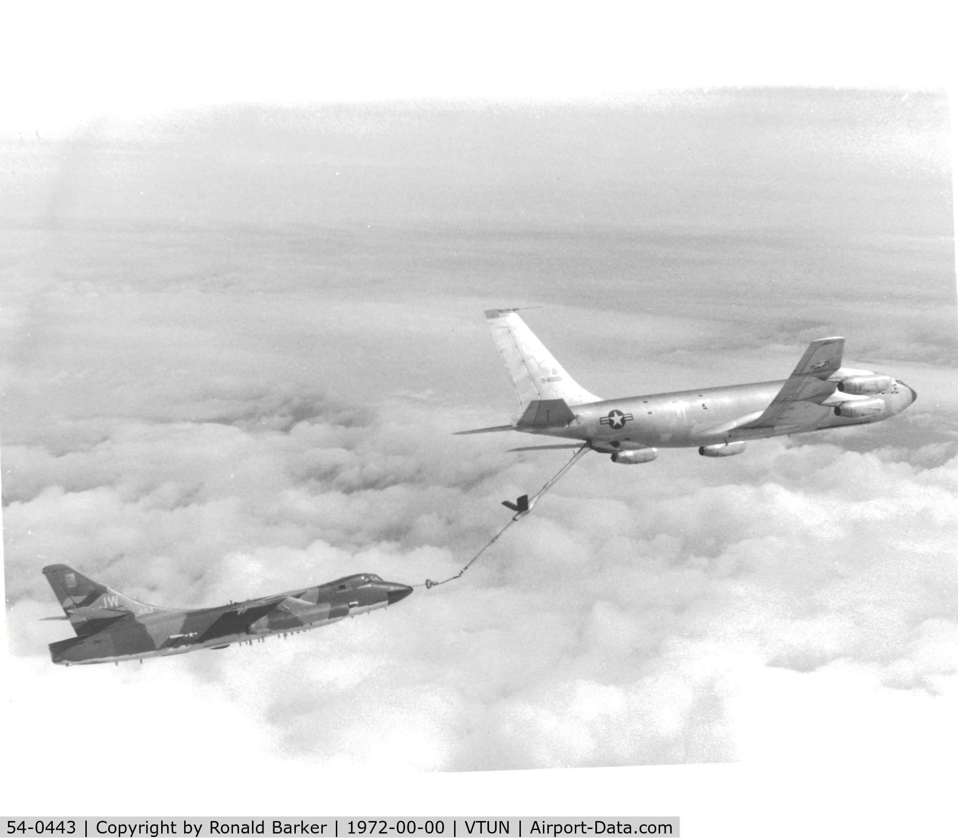 54-0443, 1954 Douglas EB-66E Destroyer C/N 44743, EB-66E Air refueling with KC-135A SEA 1972