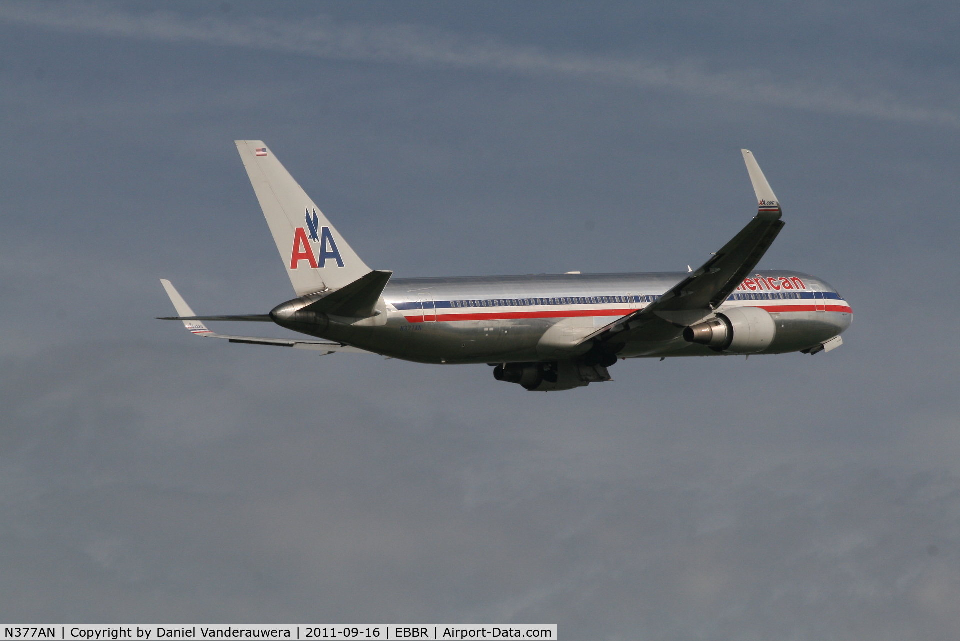 N377AN, 1992 Boeing 767-323 C/N 25446, Flight AA089 is climbing from RWY 07R