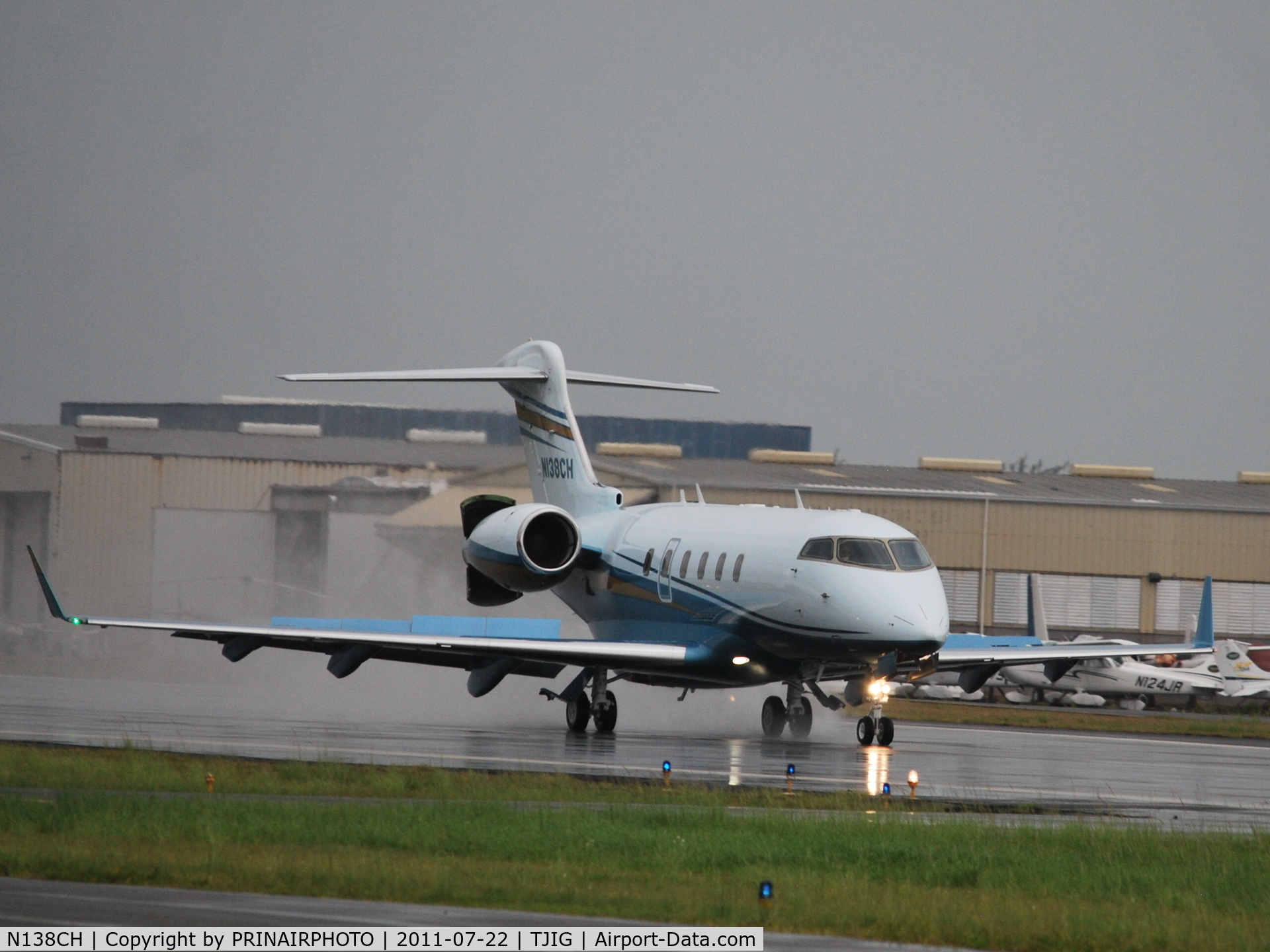 N138CH, Bombardier Challenger 300 (BD-100-1A10) C/N 20249, BOMBARDIER CHALLENGER 300 DEPLOYING THRUST REVERSERS IN A RAINY DAY @ ISLA GRANDE AIRPORT