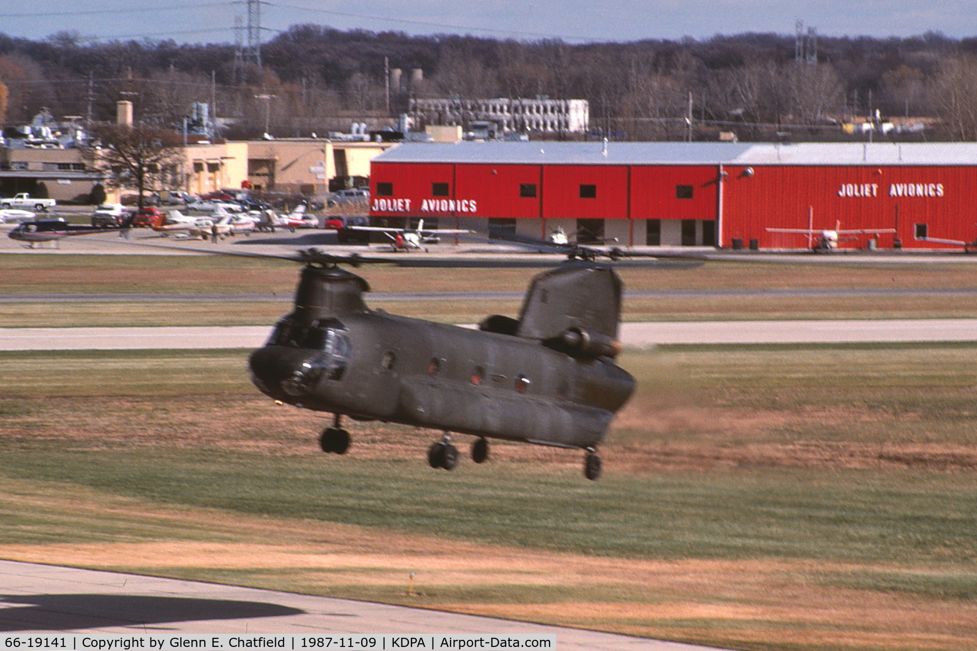 66-19141, 1967 Boeing Vertol CH-47B Chinook C/N B.399, Spinning around by the control tower