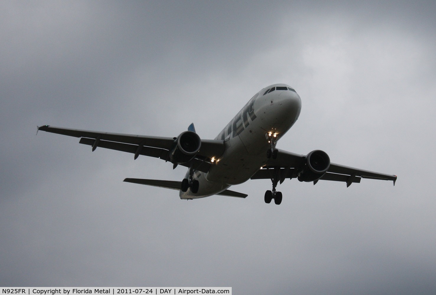 N925FR, 2004 Airbus A319-111 C/N 2103, Dale landing before the storm