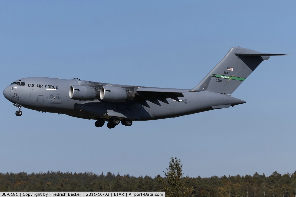 00-0181, 2000 Boeing C-17A Globemaster III C/N 50089/F088/P81, on final RW26