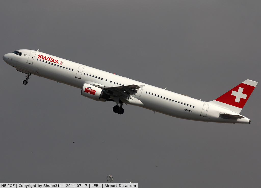 HB-IOF, 1995 Airbus A321-111 C/N 541, Taking off from rwy 25L