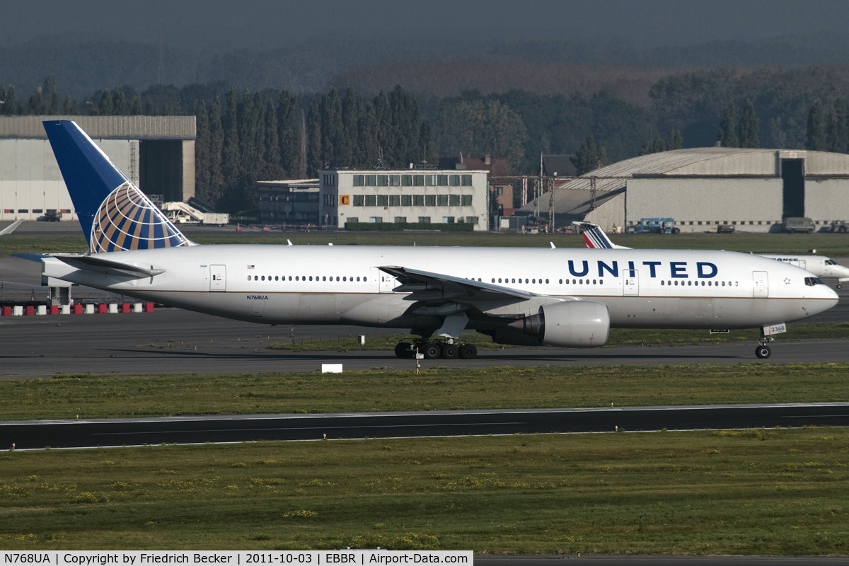 N768UA, 1995 Boeing 777-222 C/N 26919, taxying o the active