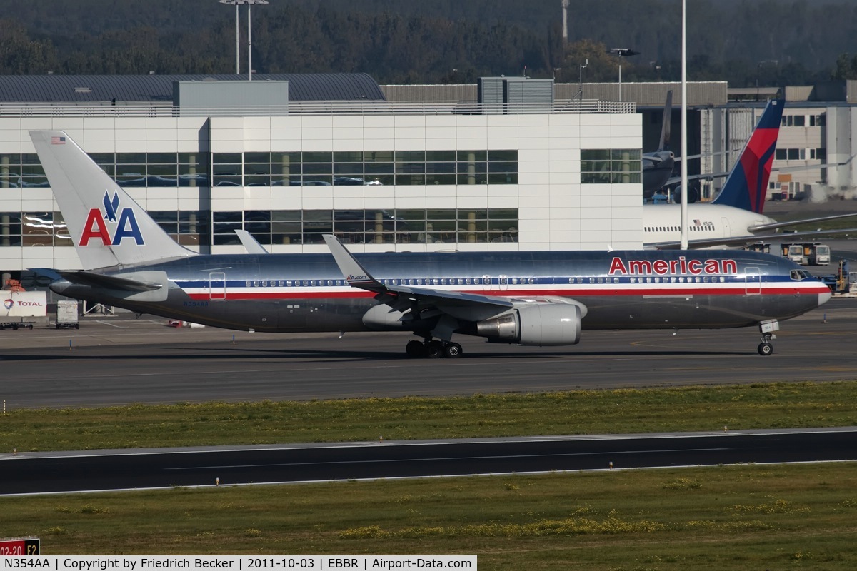 N354AA, 1988 Boeing 767-323 C/N 24035, taxying o the active