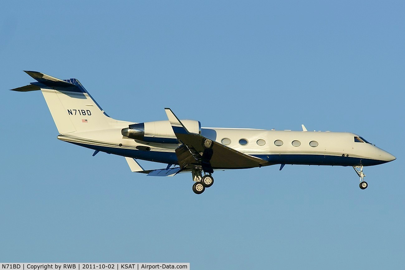N71BD, 2000 Gulfstream Aerospace G-IV-SP C/N 1415, Landing 12R