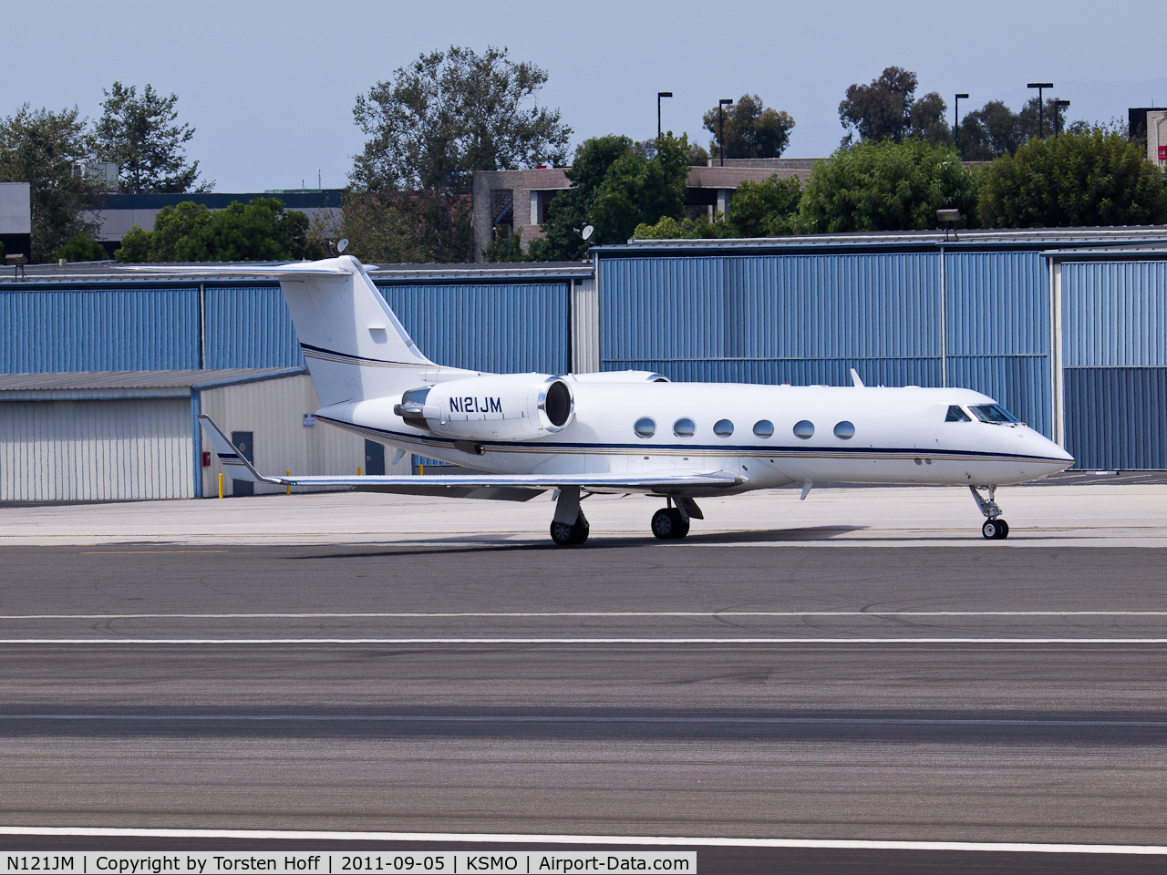 N121JM, 2000 Gulfstream Aerospace G-IV C/N 1399, N121JM taxiing