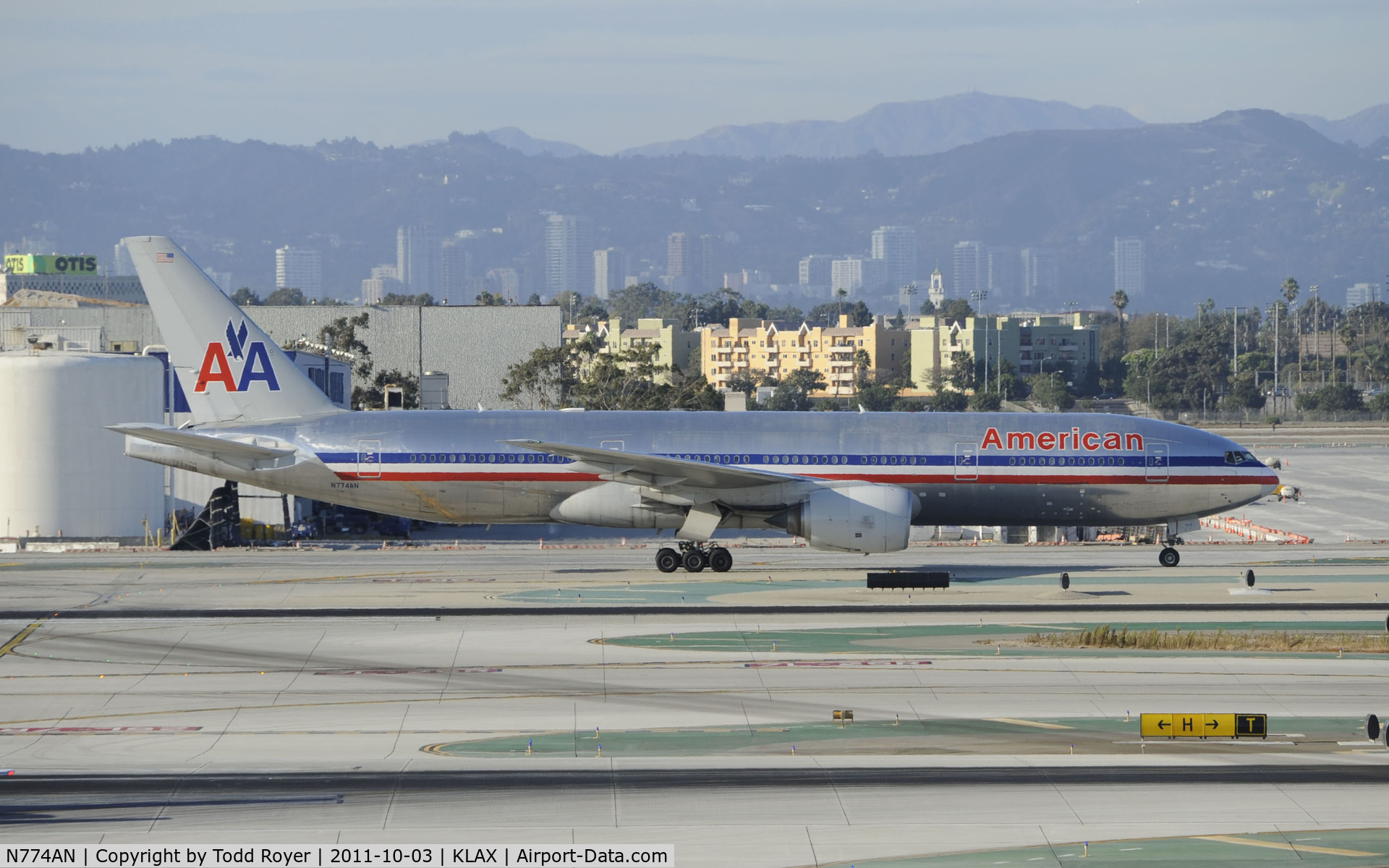 N774AN, 1999 Boeing 777-223 C/N 29581, Taxiing at LAX