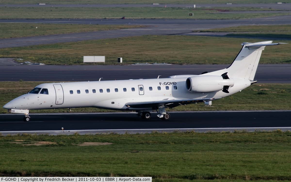 F-GOHD, 2000 Embraer ERJ-135ER (EMB-135ER) C/N 145252, decelerating after touchdown