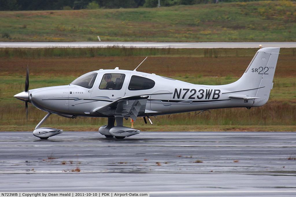 N723WB, Cirrus SR22 GTS C/N 3498, Du Mo Aviation LLC 2009 Cirrus SR22 GTS N723WB taxiing to parking after arrival from Asheville Regional Airport (KAVL) on RWY 2R in a steady rain with a low ceiling.