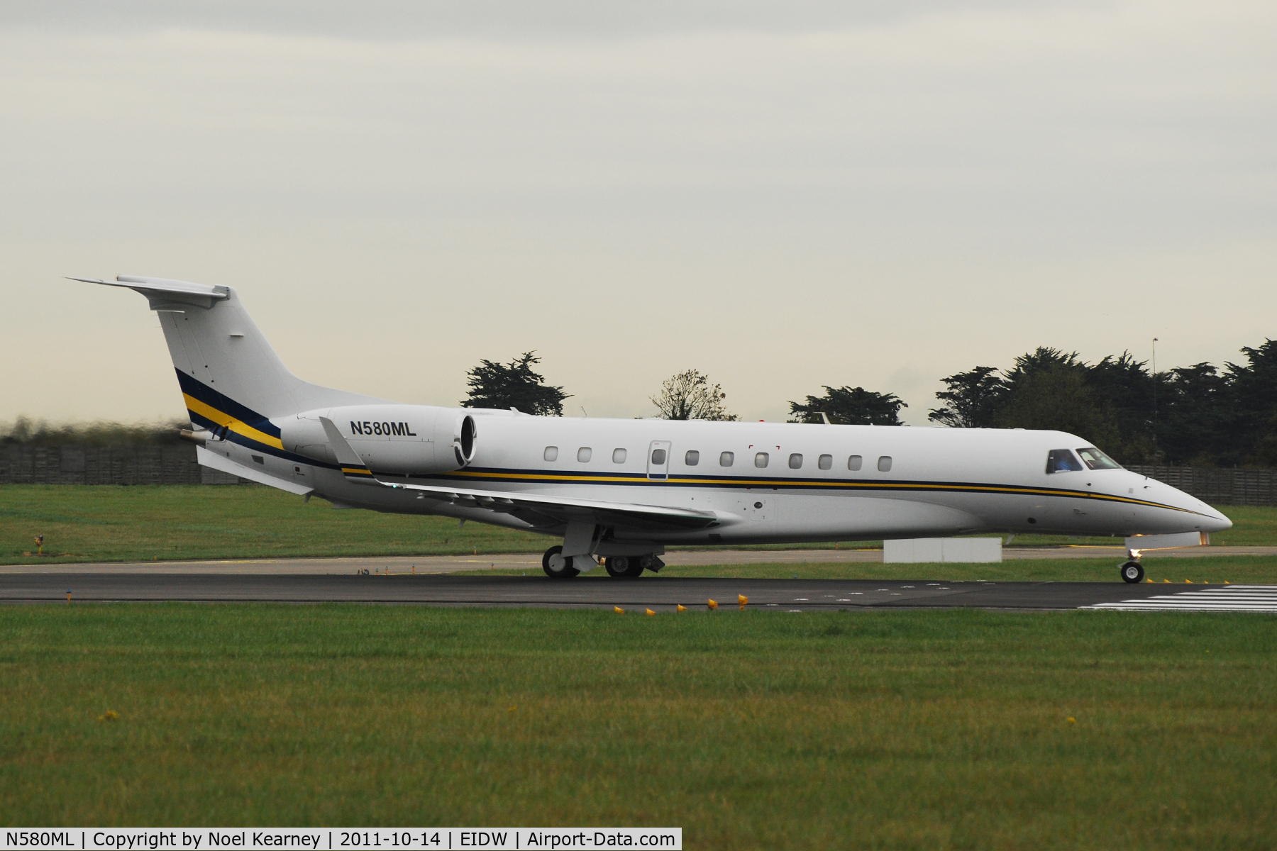 N580ML, 2007 Embraer EMB-135BJ Legacy C/N 14500990, Lined up for departure off Rwy 10 at EIDW