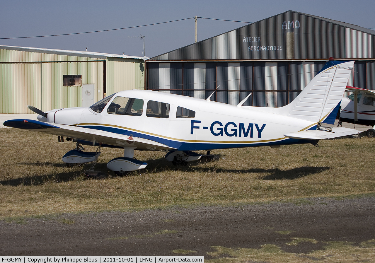 F-GGMY, Piper PA-28-181 Archer C/N 28-7990375, Parking position, one of the engine caps (under the engine) being removed.