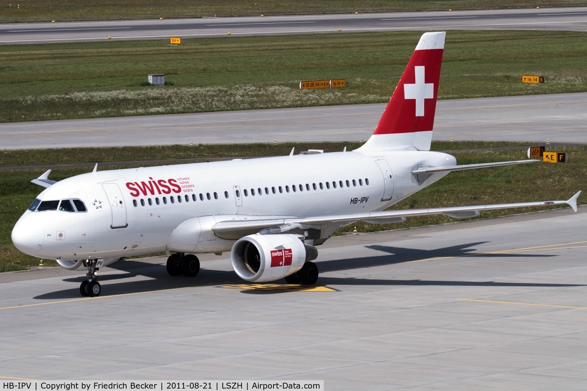 HB-IPV, 1996 Airbus A319-112 C/N 578, taxying to the gate