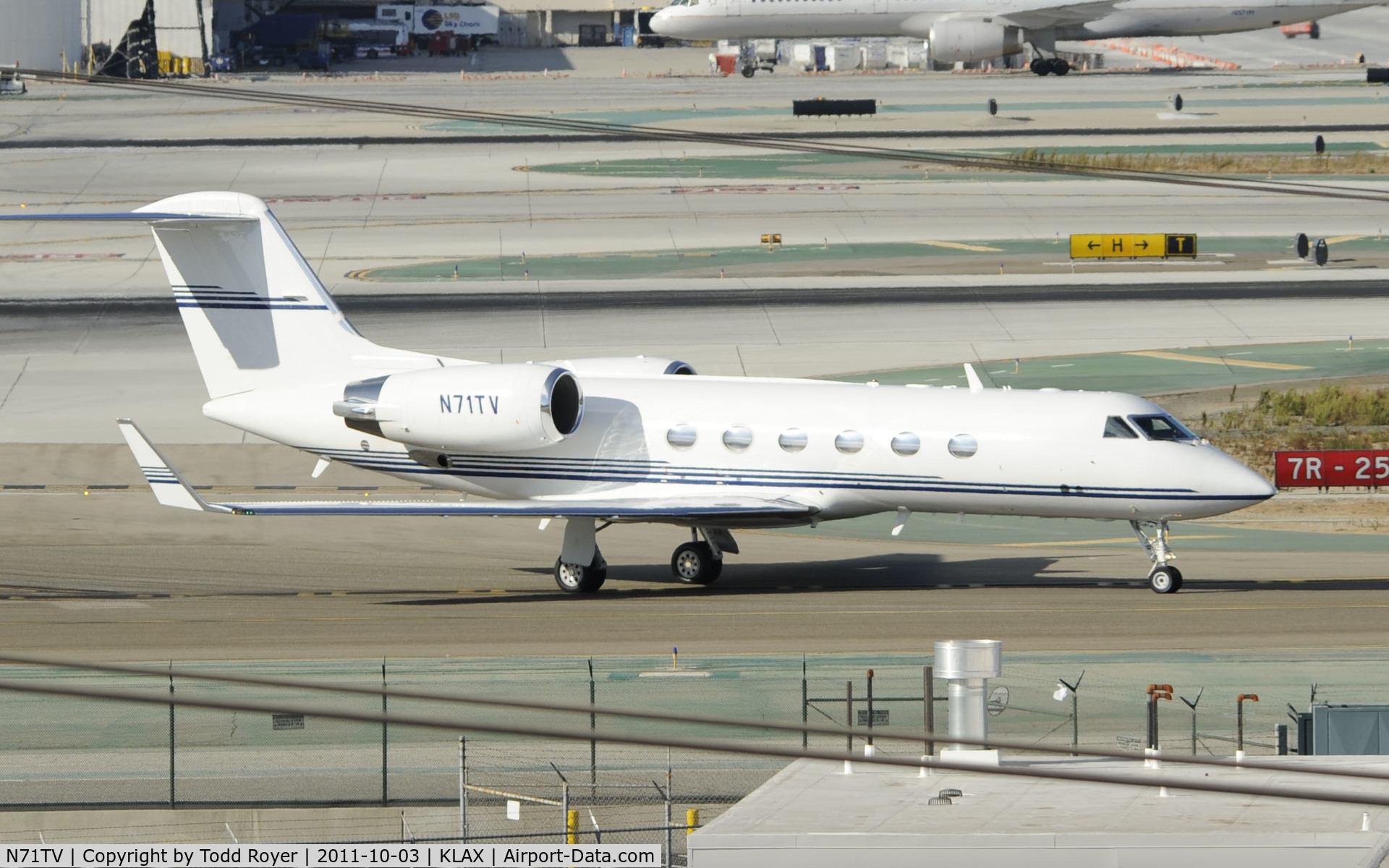 N71TV, 2000 Gulfstream Aerospace G-IV C/N 1430, Taxiing at LAX