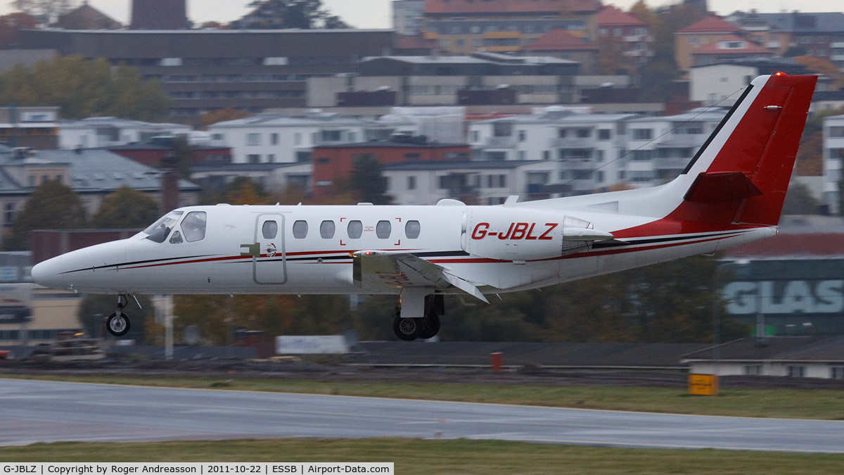 G-JBLZ, 2002 Cessna 550 Citation Bravo C/N 550-1018, On final to runway 30