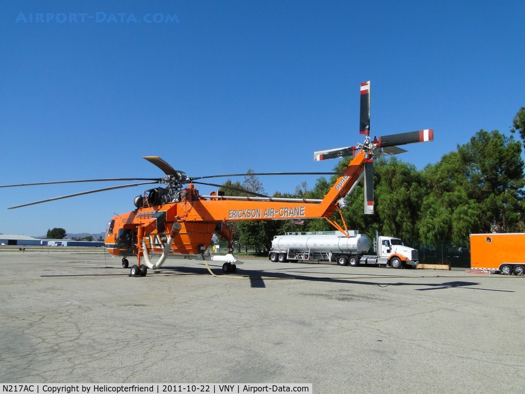 N217AC, 1968 Sikorsky CH-54A Tarhe C/N 64064, Hooked up to fill hose and waiting a callout