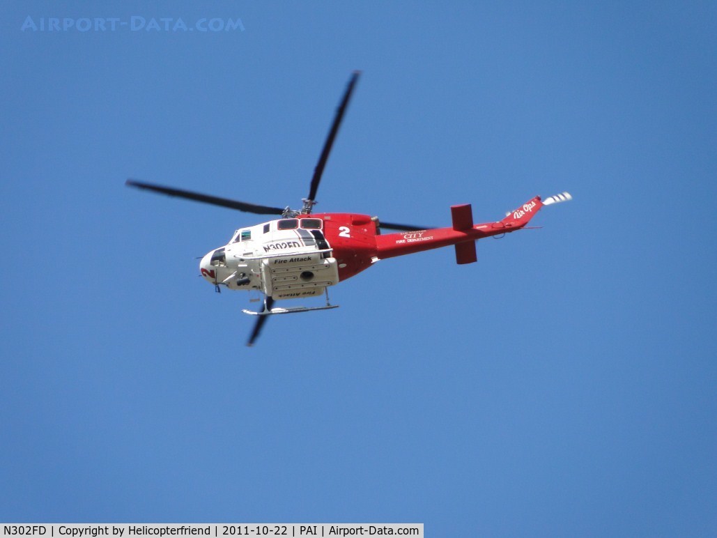 N302FD, 1989 Bell 412 C/N 33200, Turning into the brush fire to drop water