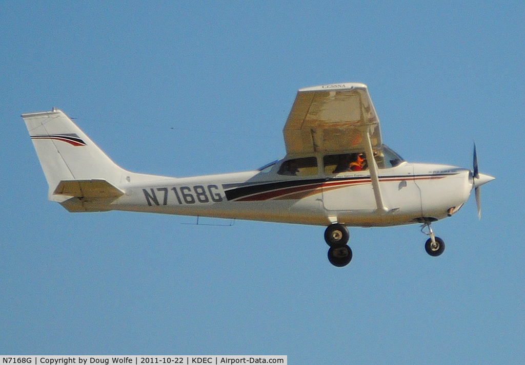 N7168G, 1969 Cessna 172K Skyhawk C/N 17258868, Taking off from Decatur, Illinois on October 22, 2011.