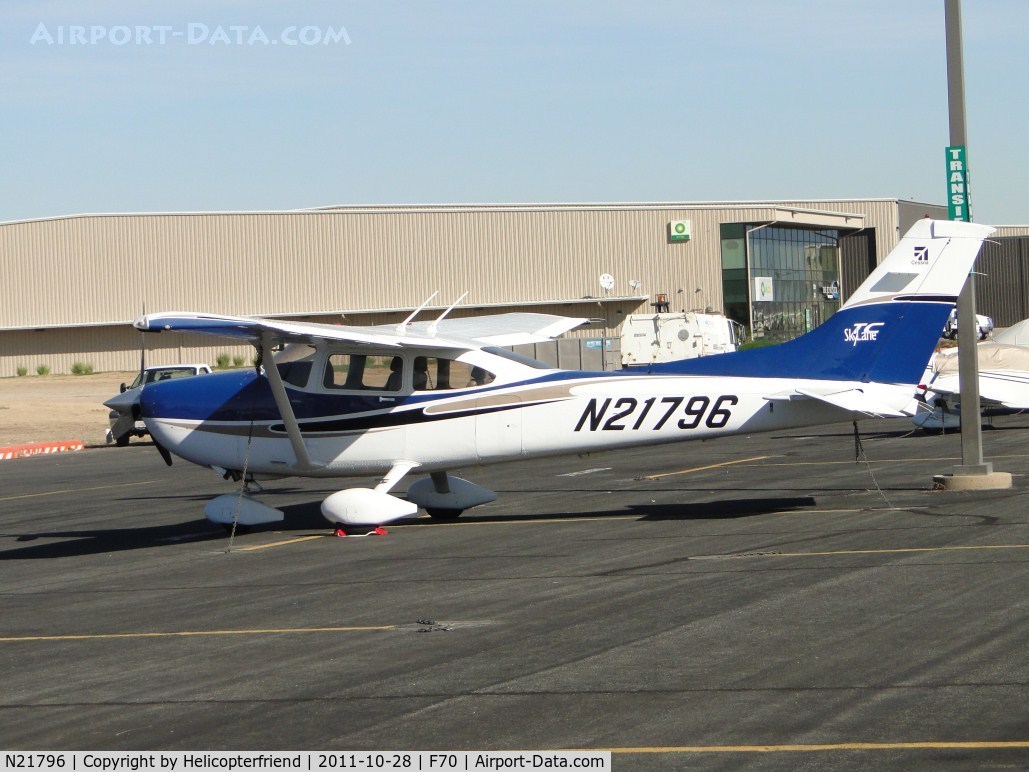 N21796, 2004 Cessna T182T Turbo Skylane C/N T18208329, Tied down and parked