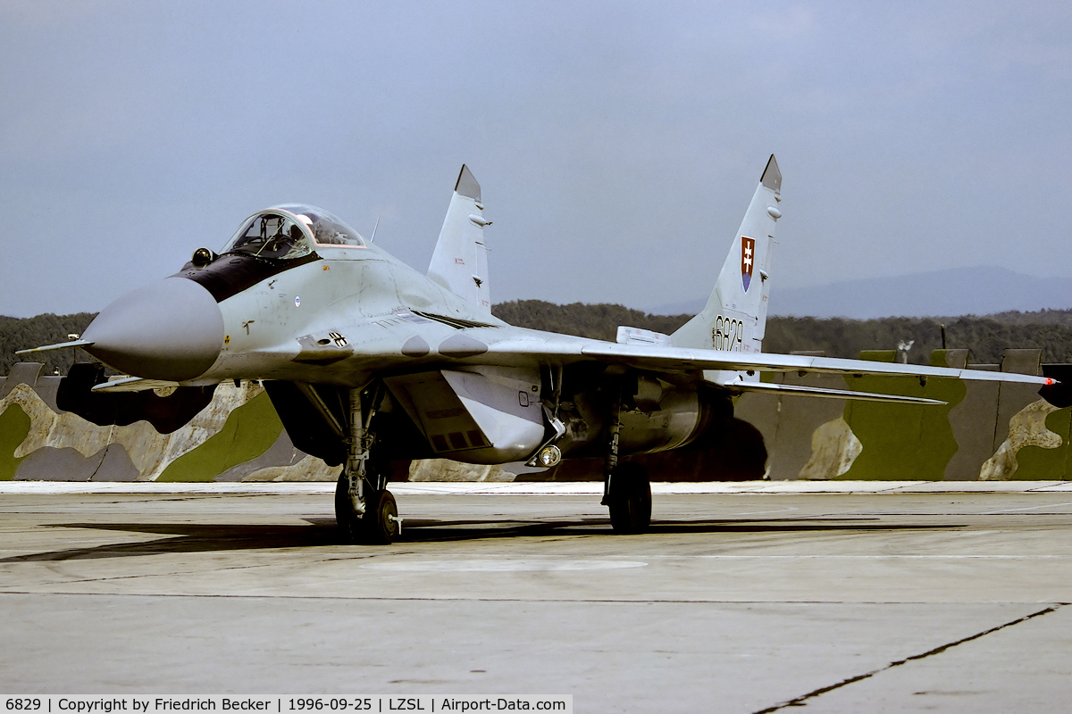 6829, Mikoyan-Gurevich MiG-29A C/N 2960536068, taxying to the active