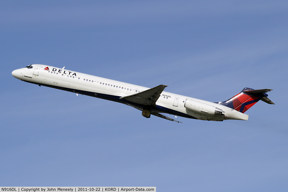 N916DL, 1988 McDonnell Douglas MD-88 C/N 49591, Climbing out from 22L