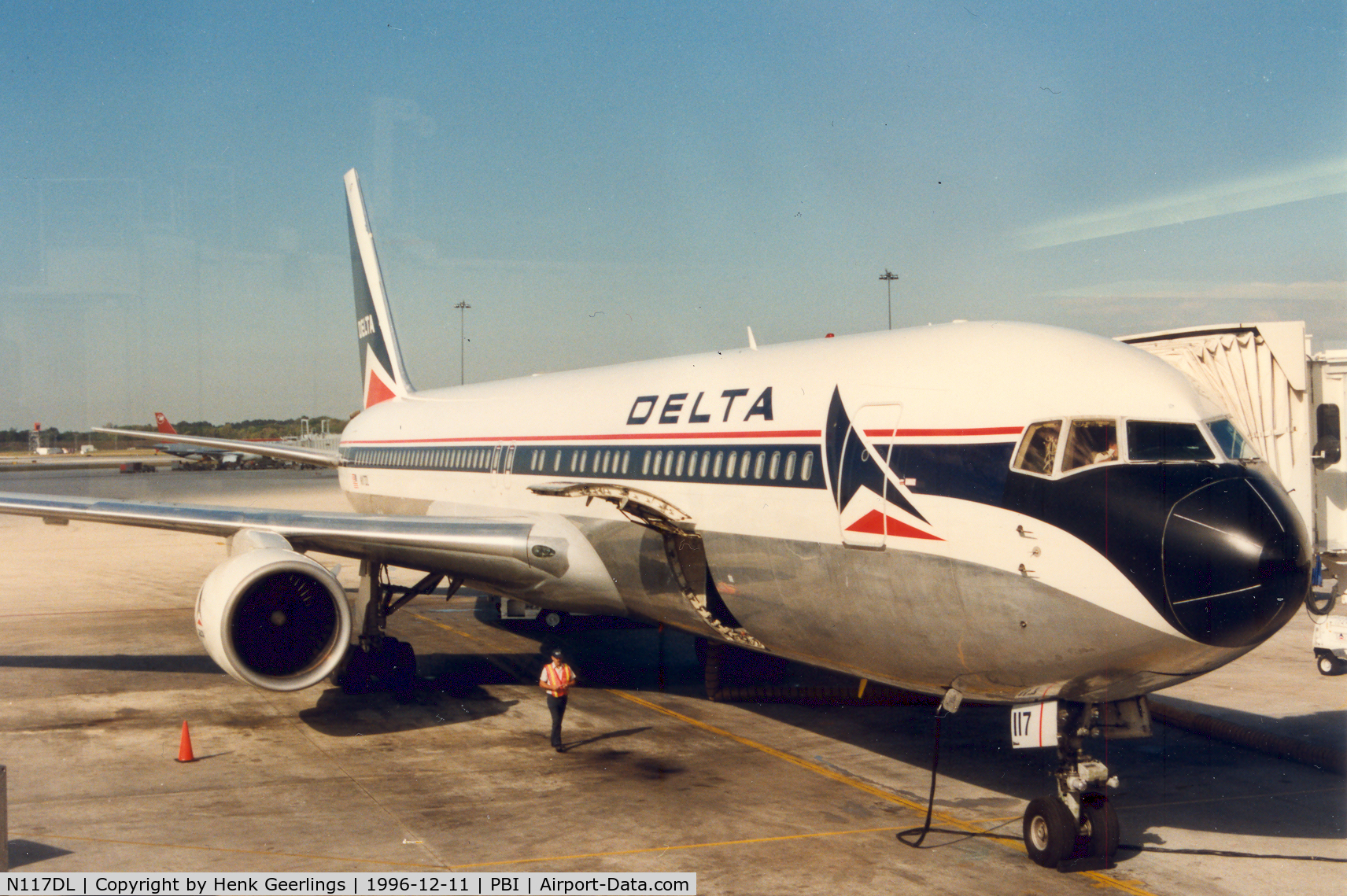 N117DL, 1986 Boeing 767-332 C/N 23276, Delta