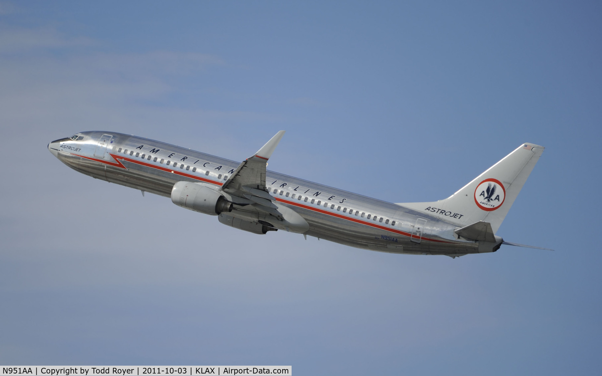 N951AA, 2000 Boeing 737-823 C/N 29538, Departing LAX