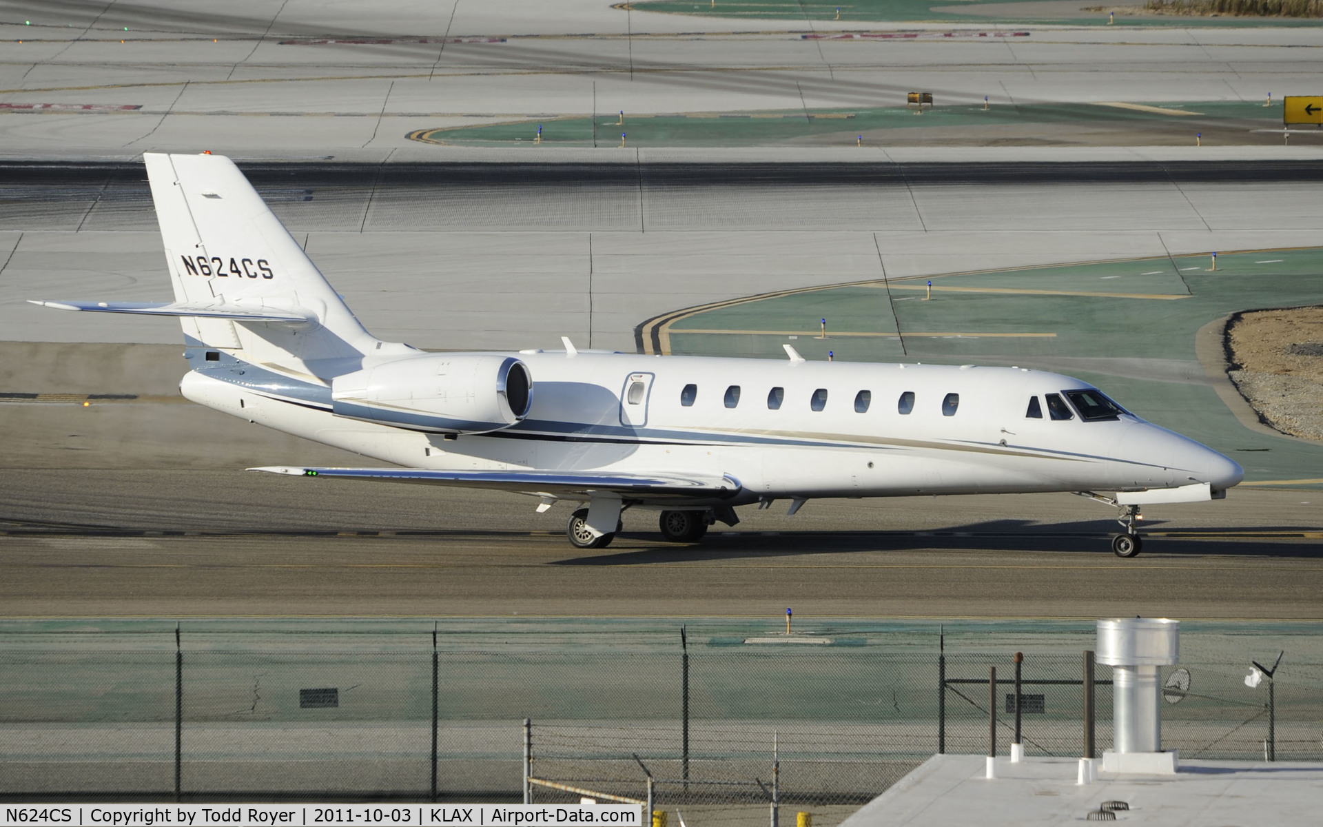 N624CS, 2007 Cessna 680 Citation Sovereign C/N 6800131, Taxiing at LAX