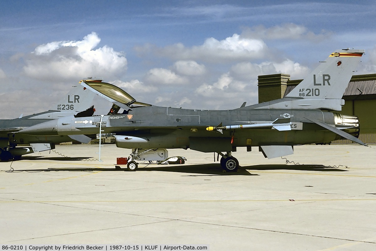 86-0210, 1986 General Dynamics F-16C Fighting Falcon C/N 5C-316, flightline at Luke