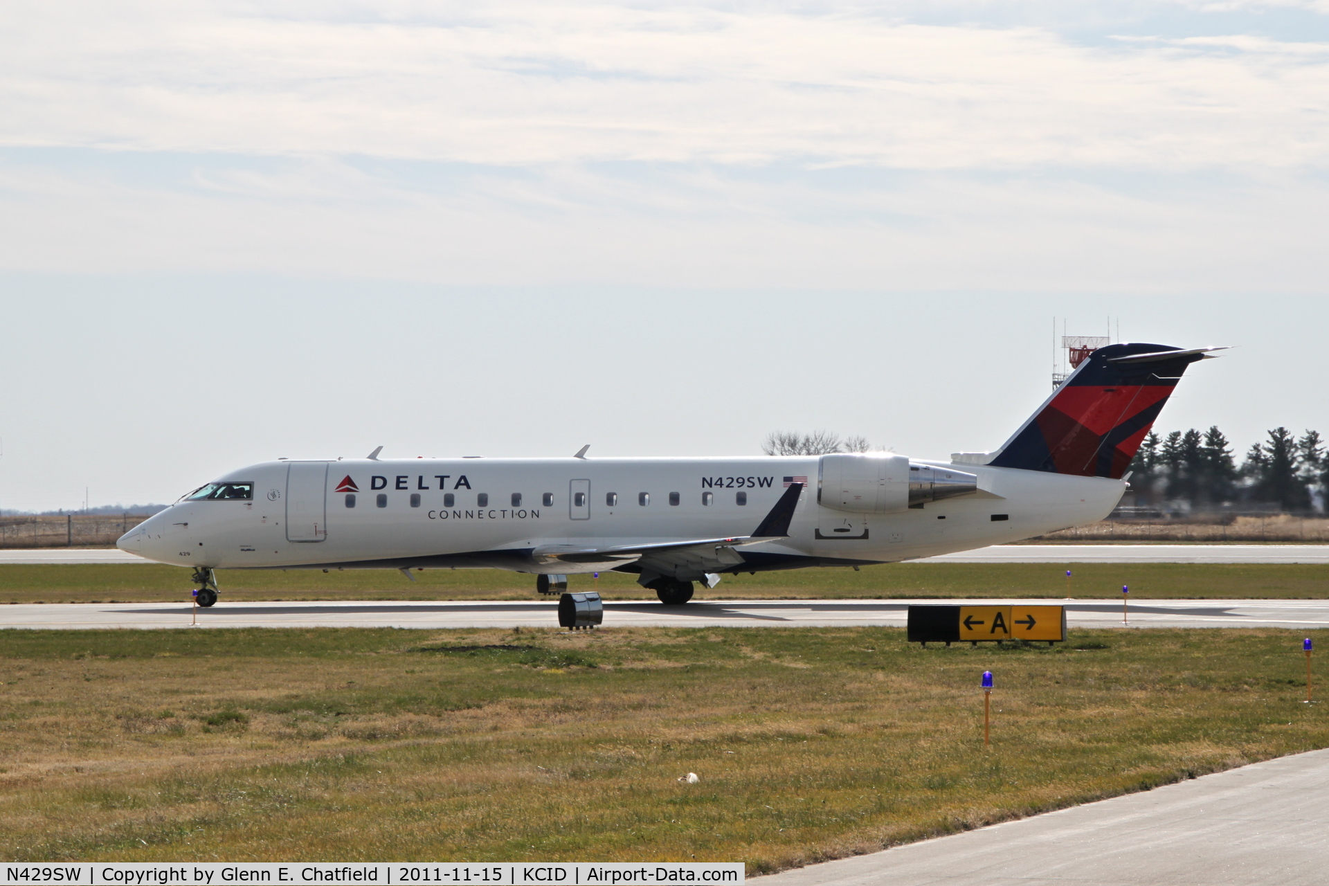 N429SW, 2001 Bombardier CRJ-200LR (CL-600-2B19) C/N 7518, Taxiing in after landing runway 27