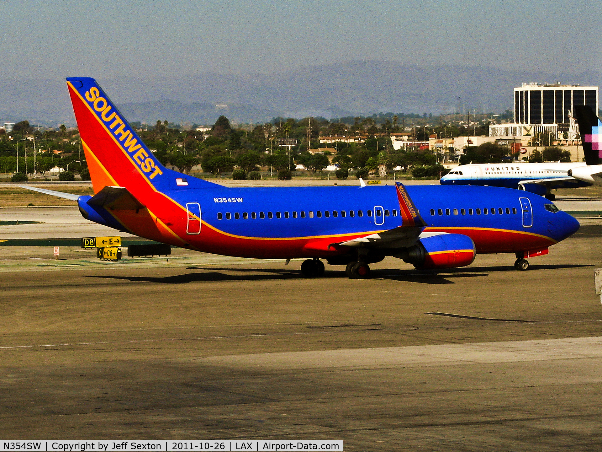 N354SW, 1991 Boeing 737-3H4 C/N 25219, Taxiing at LAX