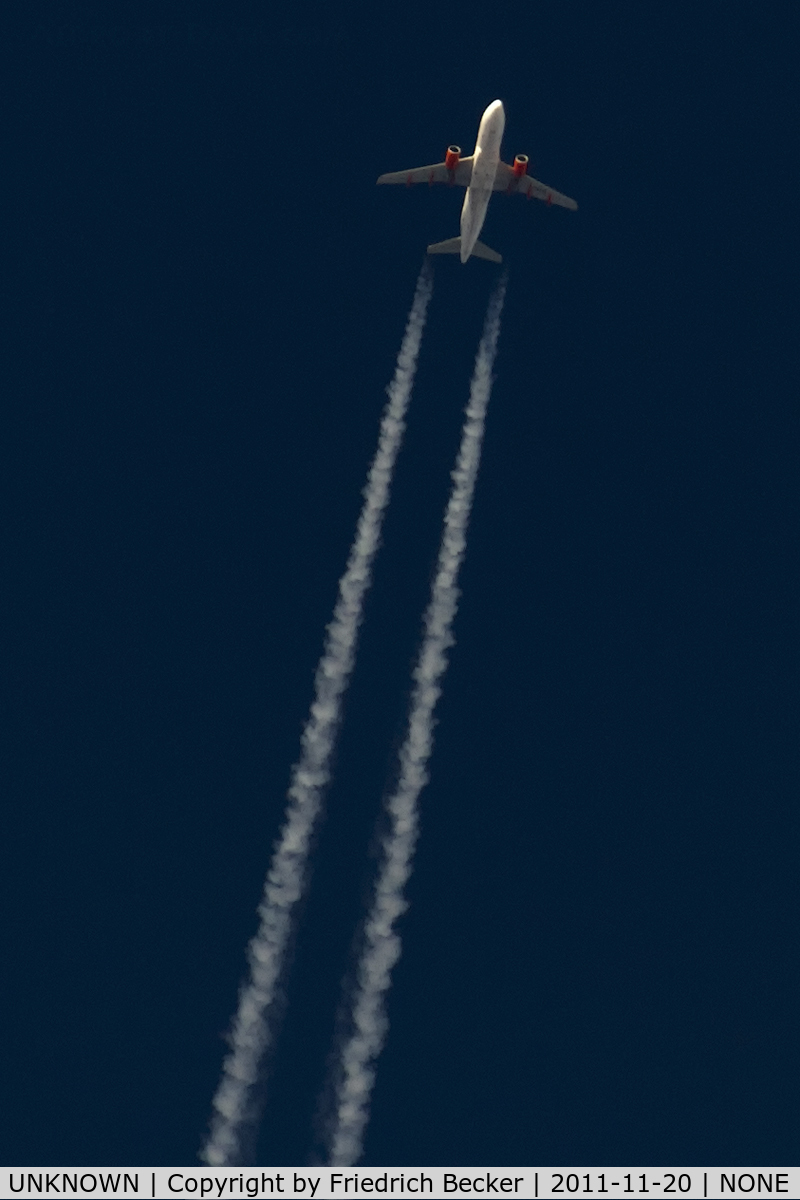 UNKNOWN, Contrails Various C/N Unknown, Easyjet A319 cruising southbound