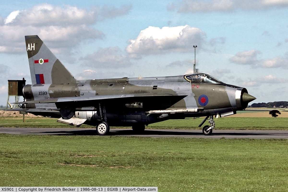 XS901, 1966 English Electric Lightning F.6 C/N 95247, taxying to the active
