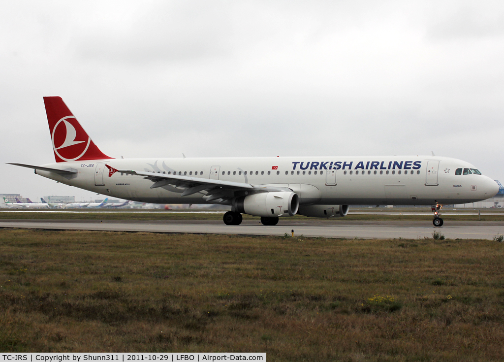 TC-JRS, 2011 Airbus A321-231 C/N 4761, Lining up rwy 14L for departure...