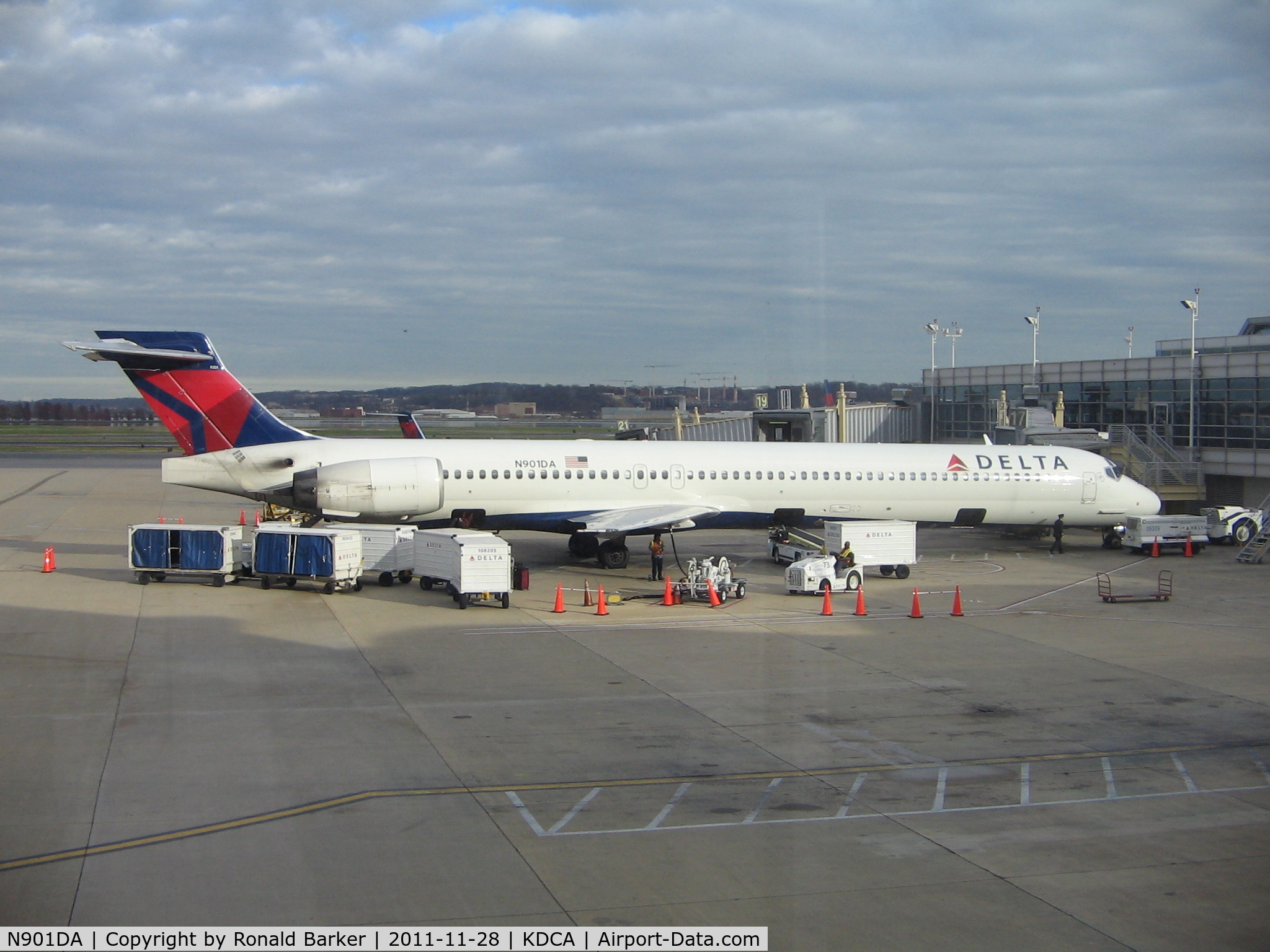 N901DA, 1995 McDonnell Douglas MD-90-30 C/N 53381, DCA, VA
