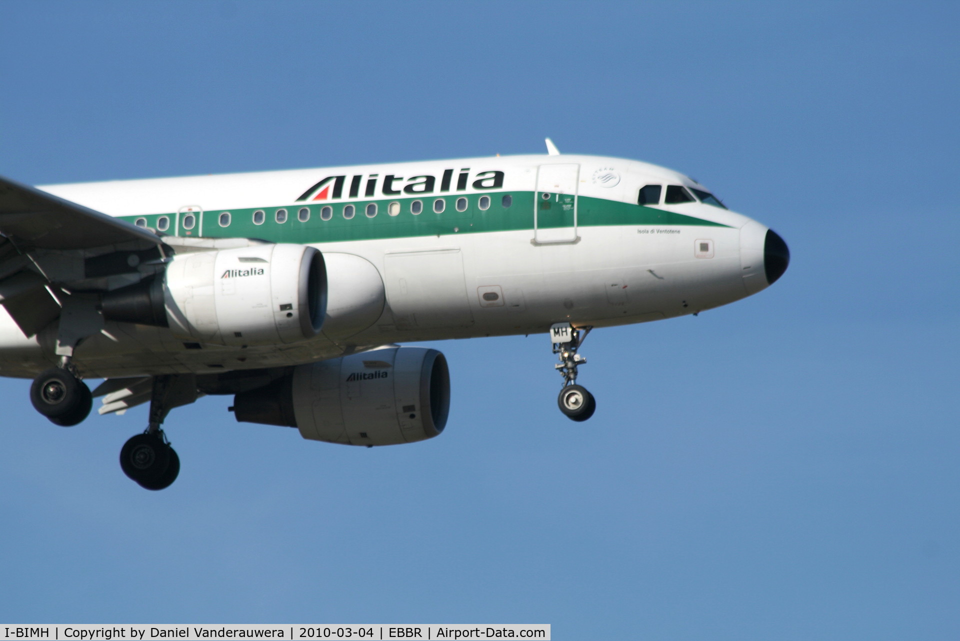 I-BIMH, 2003 Airbus A319-112 C/N 2101, Arrival of flight XM5984 to RWY 02