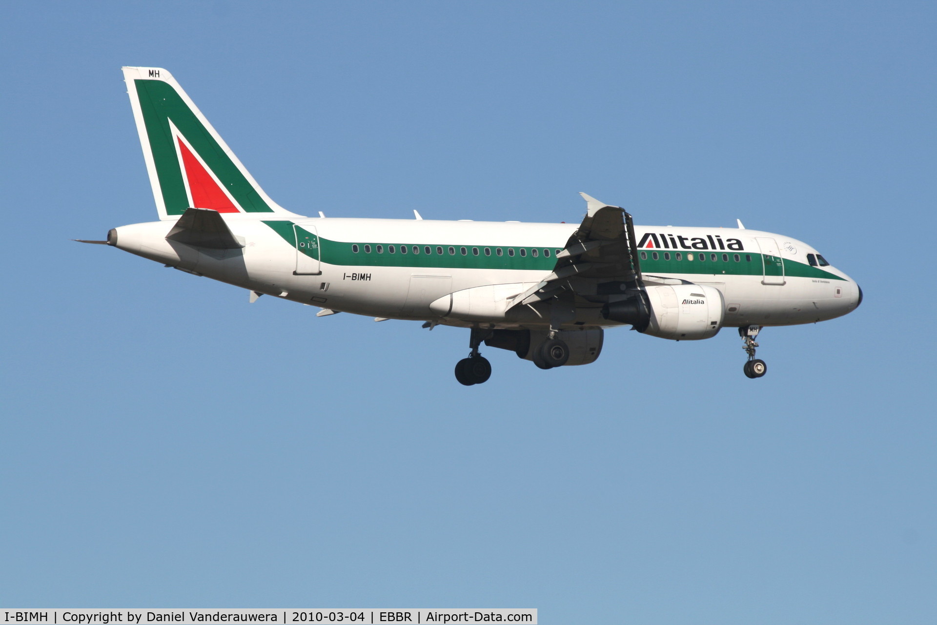 I-BIMH, 2003 Airbus A319-112 C/N 2101, Flight XM5984 is descending to RWY 02