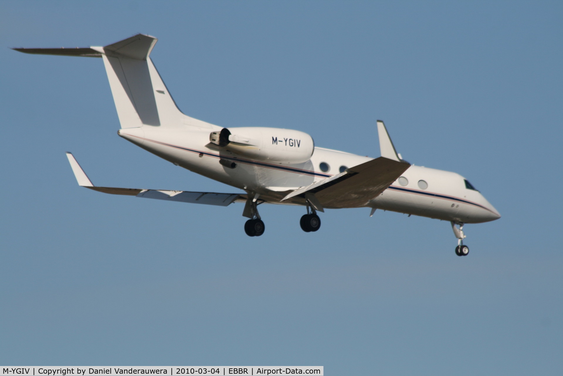 M-YGIV, 1988 Gulfstream Aerospace G-IV C/N 1080, Descending to RWY 02