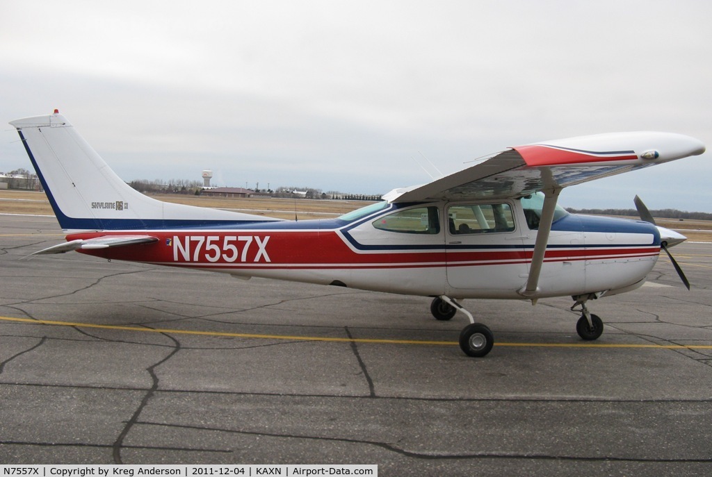 N7557X, 1977 Cessna R182 Skylane RG C/N R18200099, Cessna R182 Skylane at the fuel pumps.