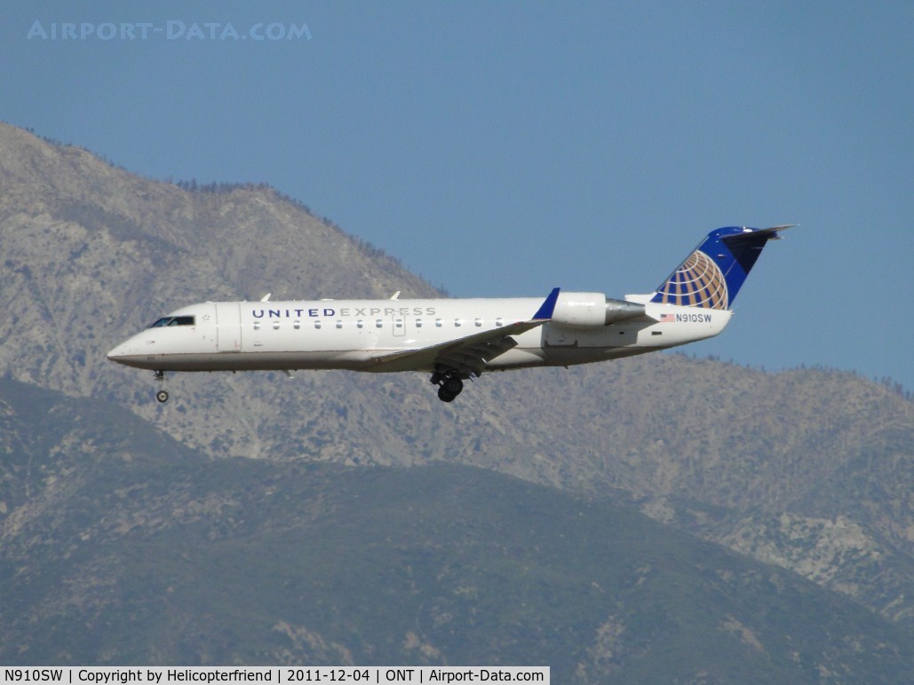 N910SW, 2001 Bombardier CRJ-200LR (CL-600-2B19) C/N 7566, On final for runway 26R