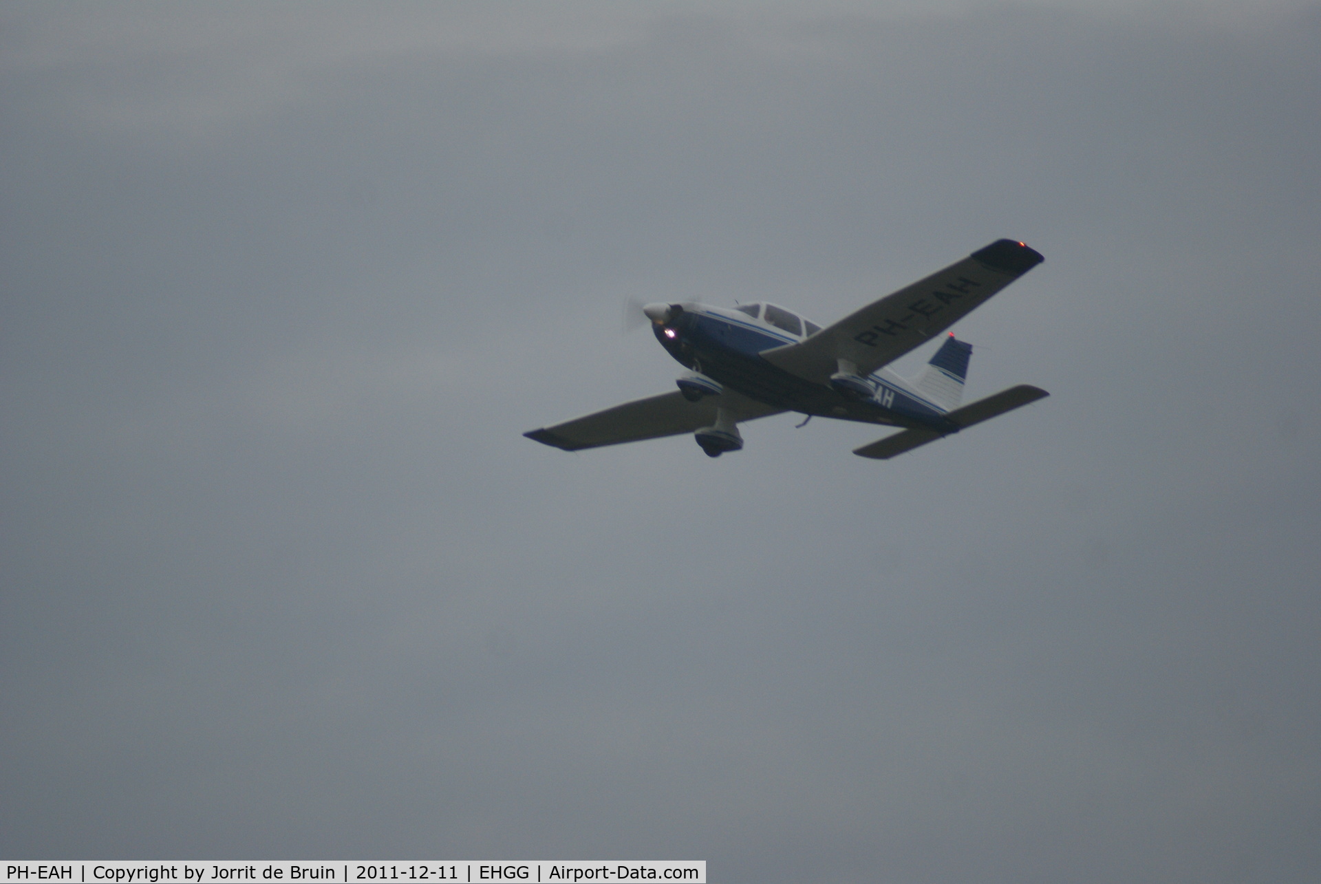 PH-EAH, Piper PA-28-181 Archer II C/N 28-7990445, Airborne runway 23 for a local flight.