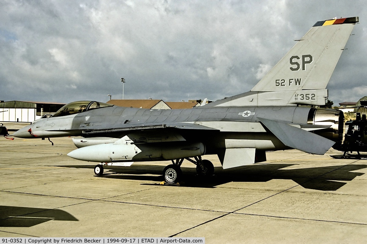 91-0352, 1993 General Dynamics F-16CJ Fighting Falcon C/N CC-50, static display