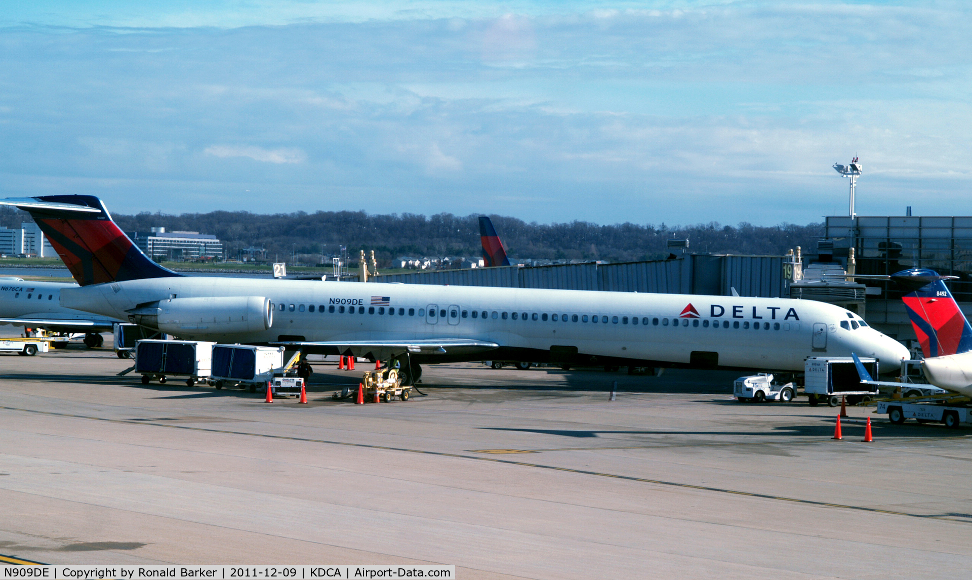 N909DE, 1992 McDonnell Douglas MD-88 C/N 53418, DCA, VA