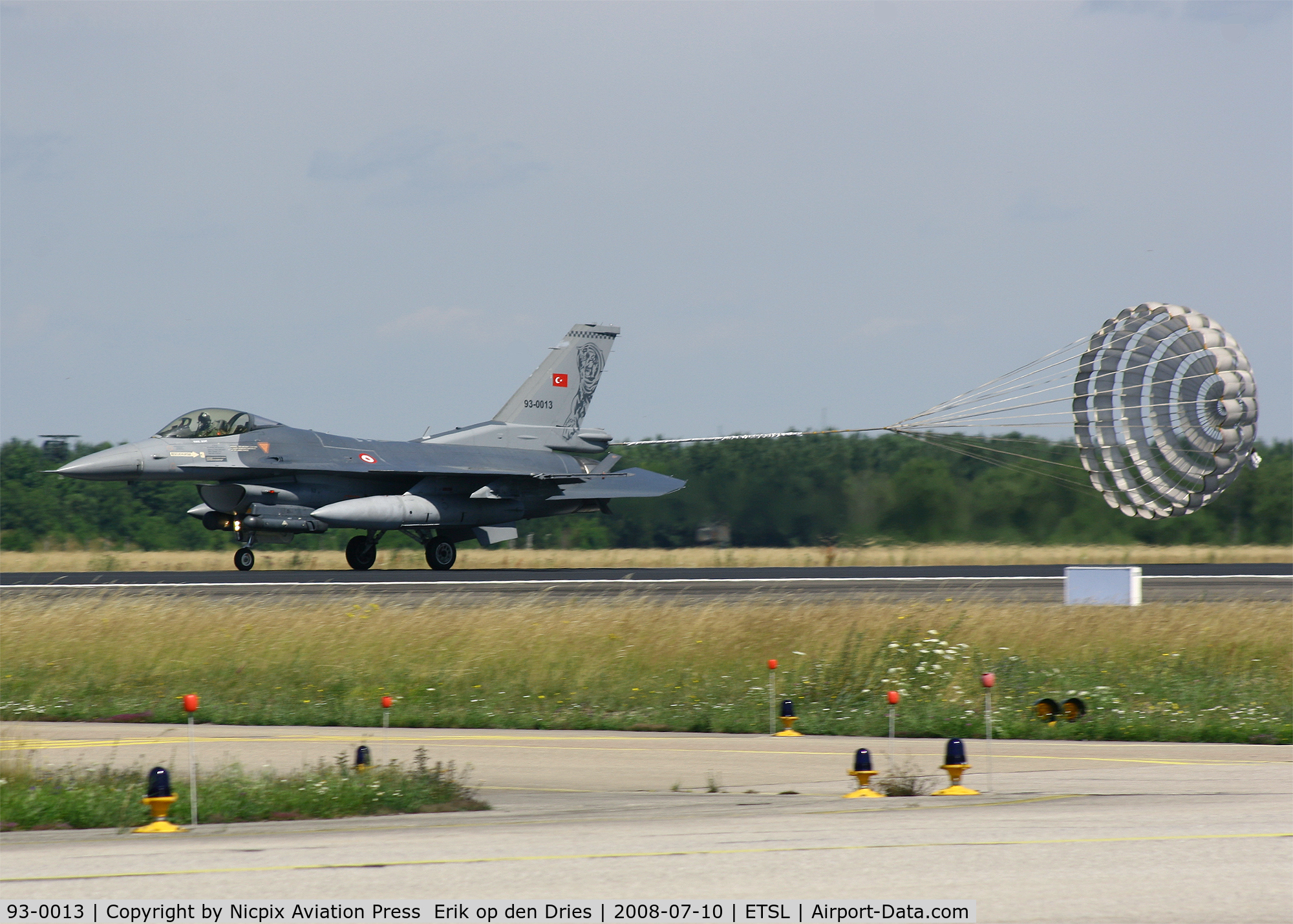 93-0013, Lockheed F-16C Fighting Falcon C/N 4R-135, Always nice to see is a dragchute landing! Turkish AF F-16C 93-0013 at Lechfeld AB, Germany.