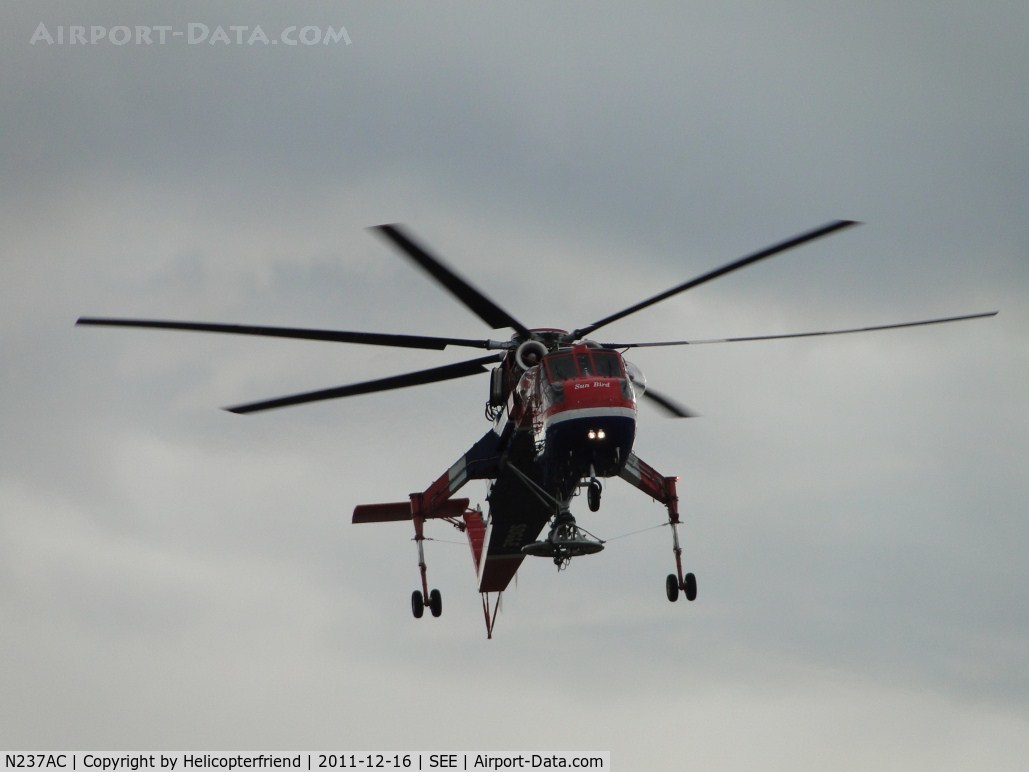 N237AC, 1970 Erickson S-64F Skycrane C/N 64095, Flaring to slow down approaching the area of taxiway Bravo2