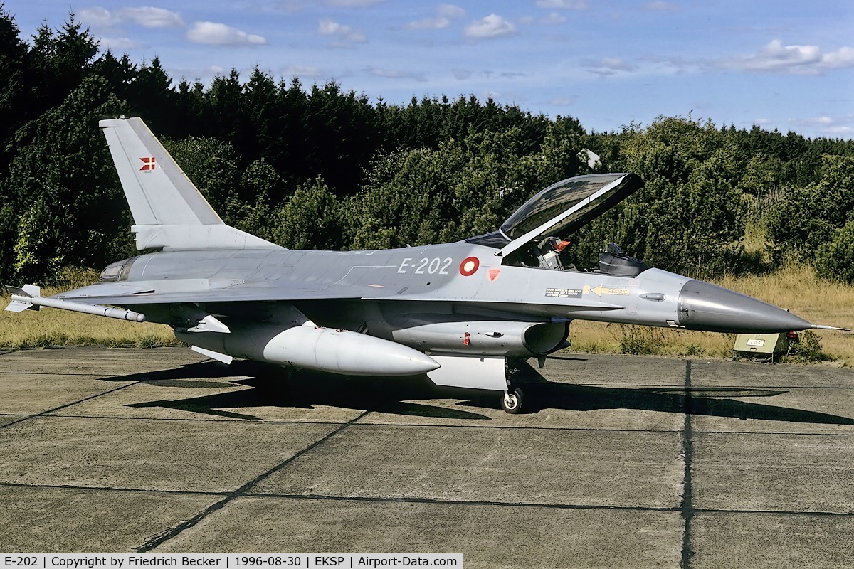 E-202, SABCA F-16A Fighting Falcon C/N 6F-29, flightline at Skrydstrup