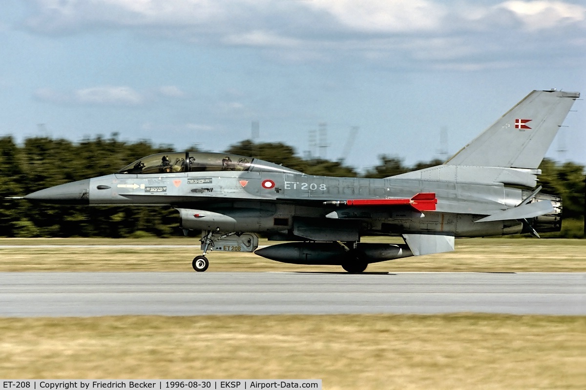 ET-208, SABCA F-16B Fighting Falcon C/N 6G-5, descelerating after touchdown